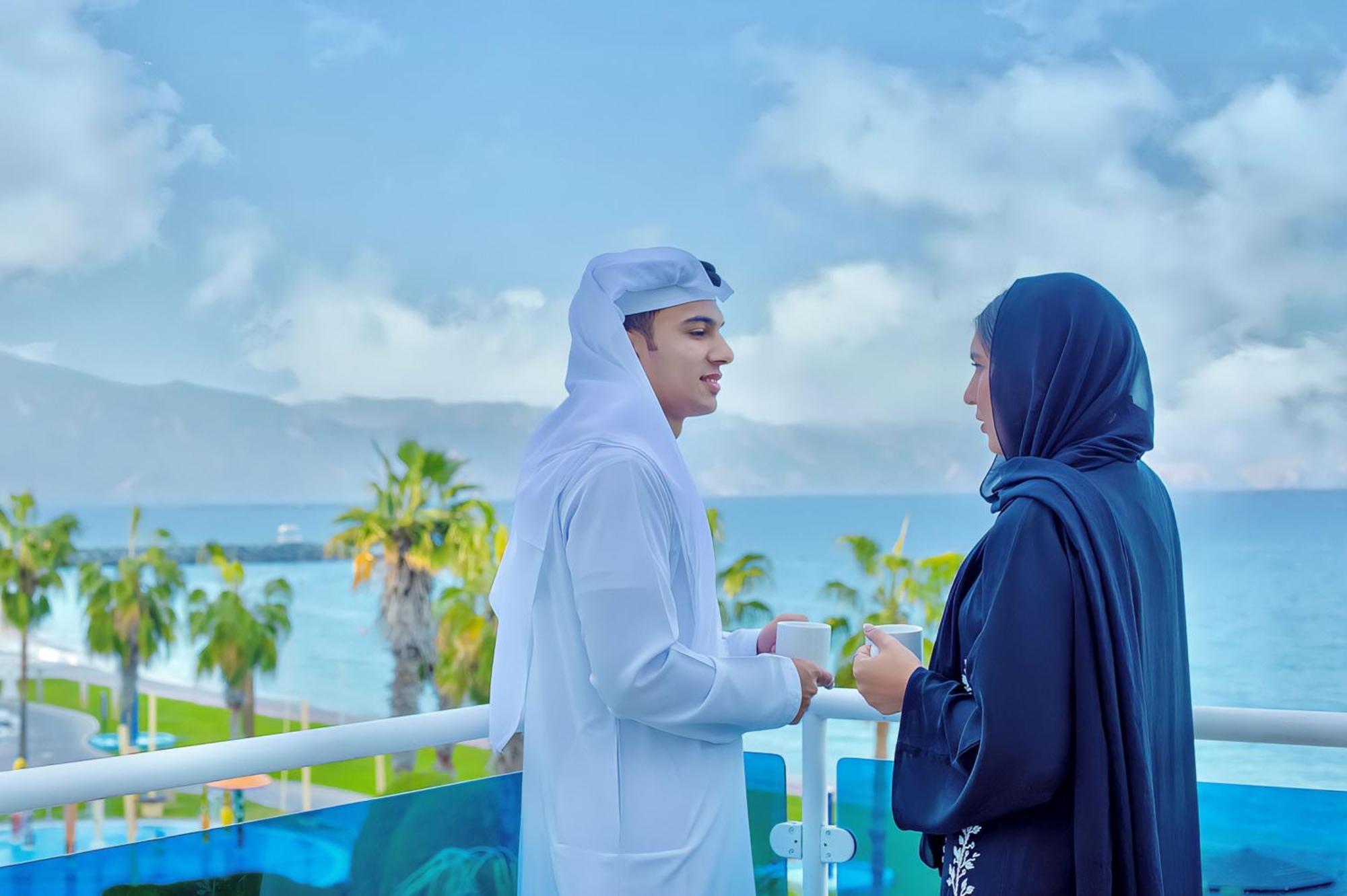 Radisson Blu Resort, Füceyre Dış mekan fotoğraf A Qatari man and woman in traditional dress