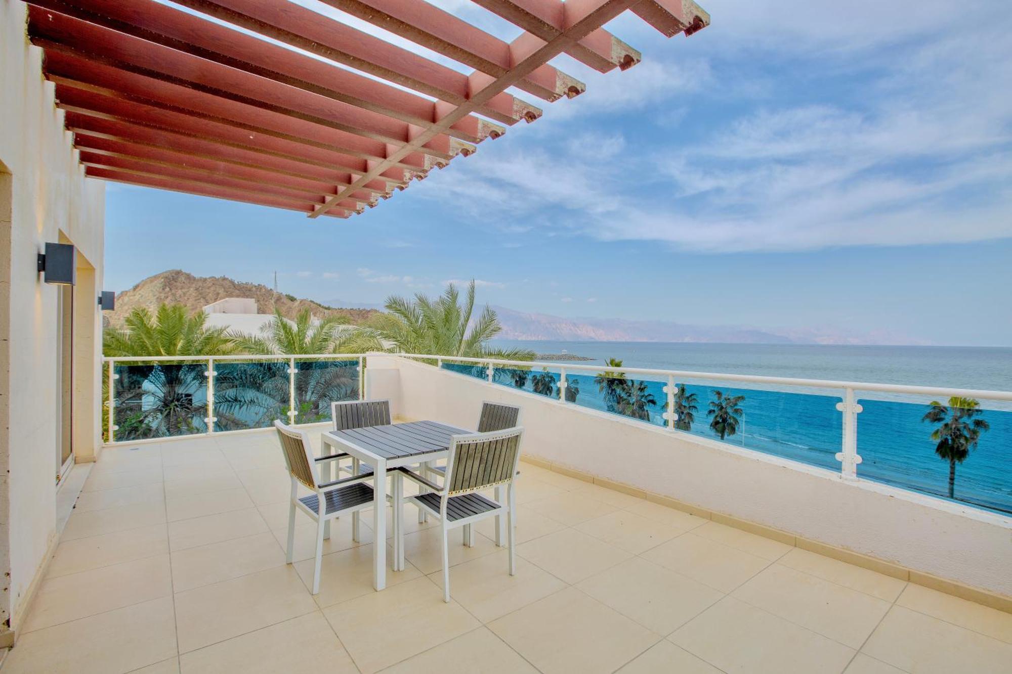 Radisson Blu Resort, Füceyre Dış mekan fotoğraf A balcony in a hotel