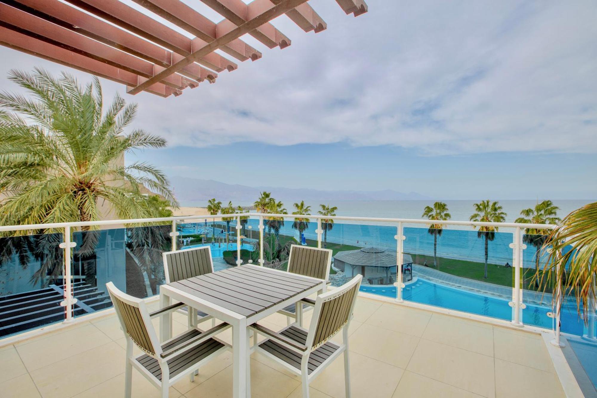 Radisson Blu Resort, Füceyre Dış mekan fotoğraf A view of the pool at the Hilton Ras Al Khaimah