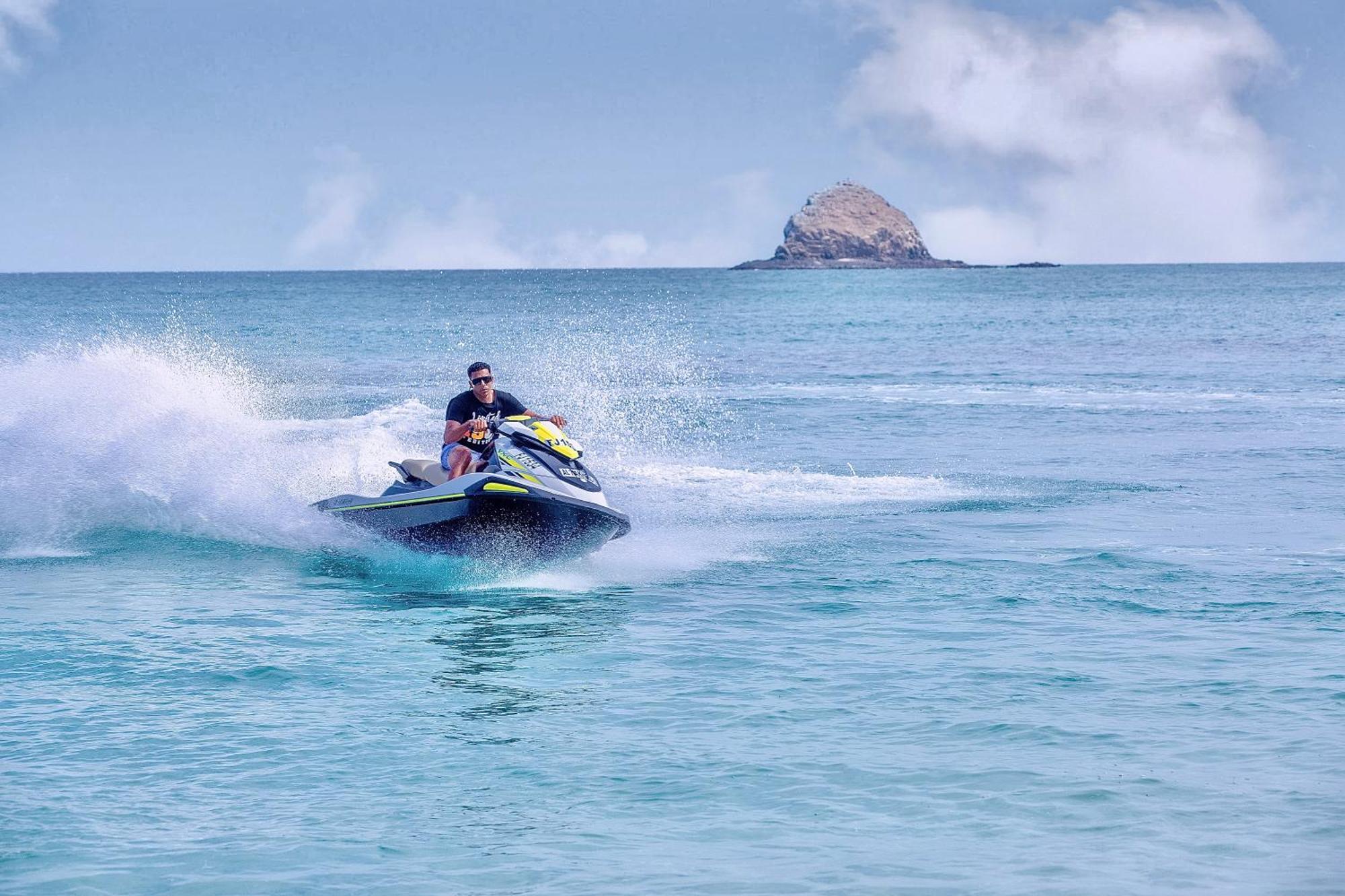 Radisson Blu Resort, Füceyre Dış mekan fotoğraf Jet skiing in Phuket, Thailand