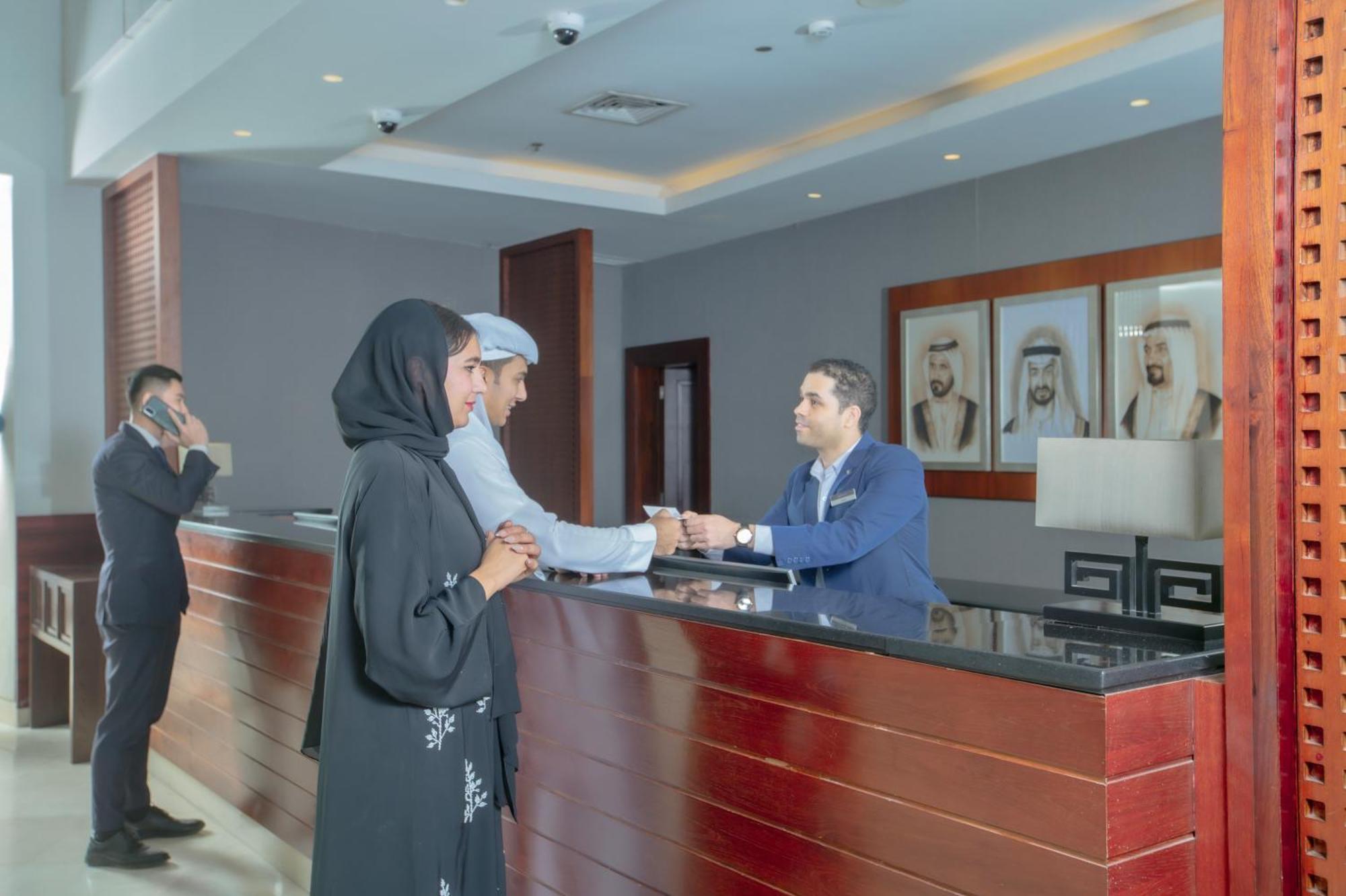 Radisson Blu Resort, Füceyre Dış mekan fotoğraf A hotel receptionist