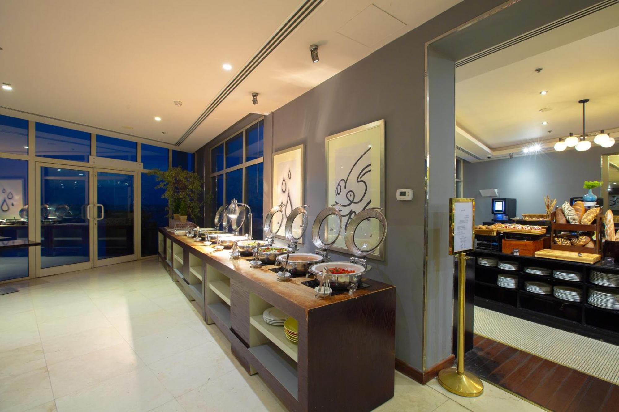Radisson Blu Resort, Füceyre Dış mekan fotoğraf The buffet at the lounge