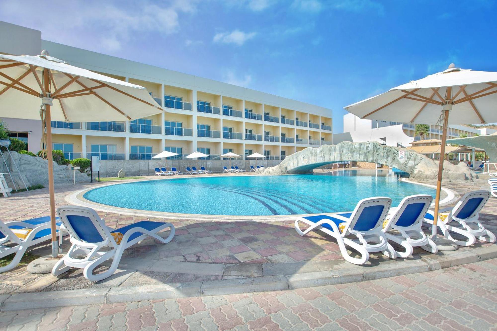 Radisson Blu Resort, Füceyre Dış mekan fotoğraf The swimming pool at the hotel