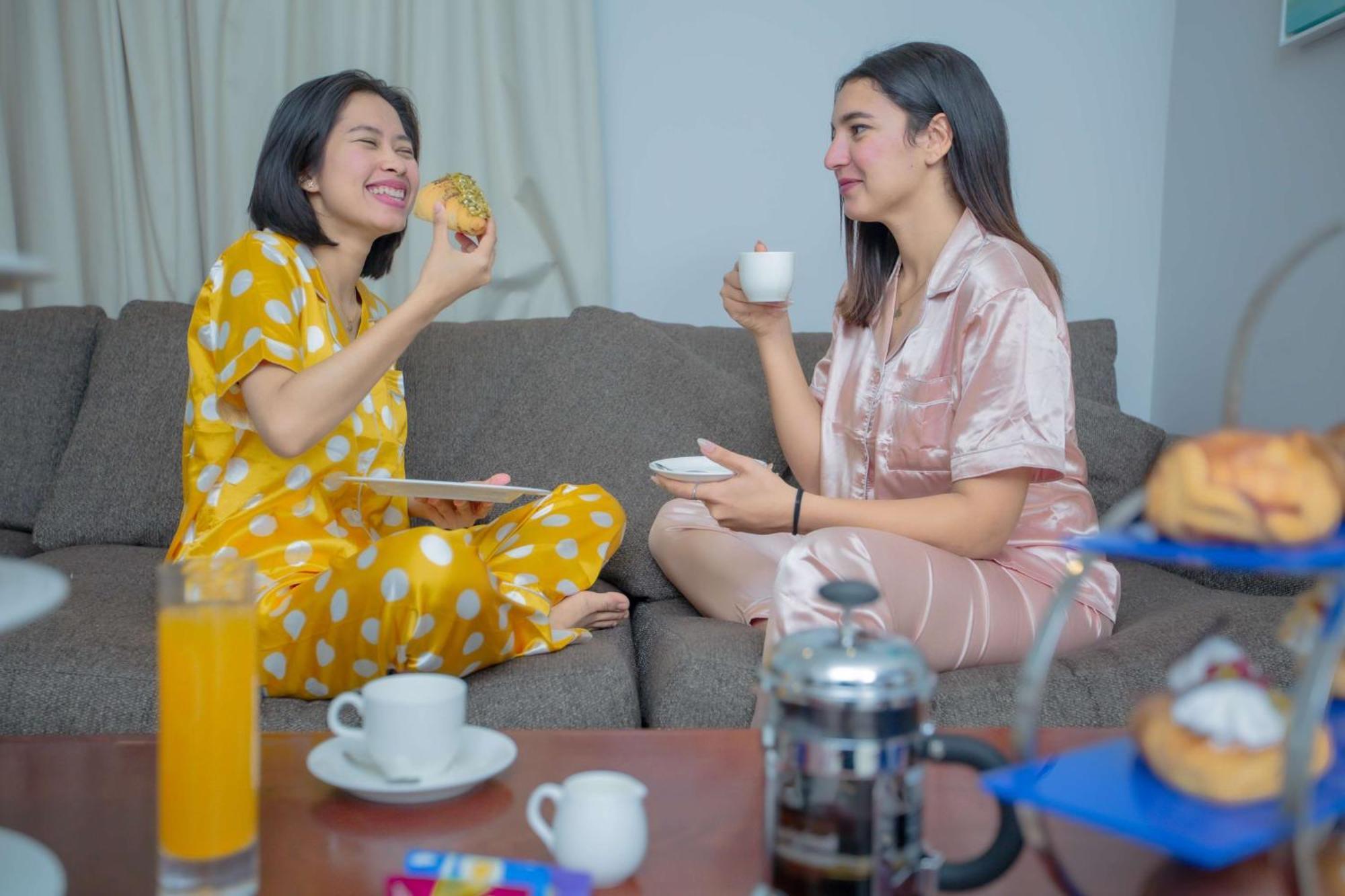 Radisson Blu Resort, Füceyre Dış mekan fotoğraf Two women wearing pajamas